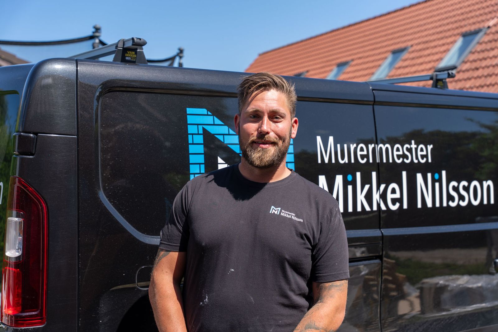 Murermester Mikkel Nilsson, murer i Nordsjælland, foran firmabilen